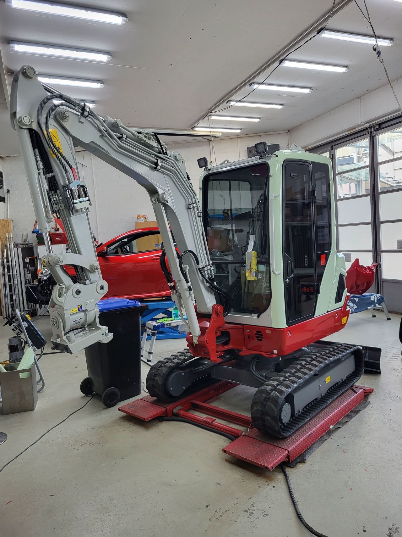 Bagger Beklebung Vollbeklebung eines Baggers mit zusätzlicher Scheibentönung