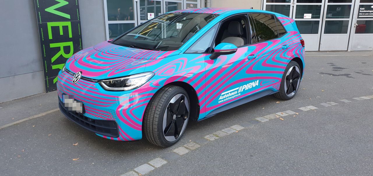 Designbeklebung auffällige Design Vollfolierung für das Autohaus Pirna