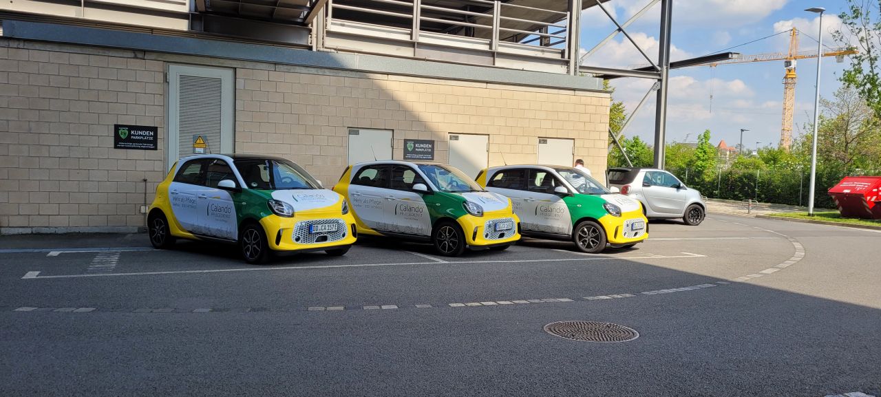 Flotten Werbebeklebung Fahrzeugflottenbeklebung E Smarts Calando Pflegedienst