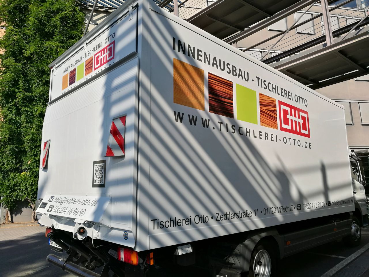 LKW Beklebung LKW Werbe Beschriftung im Digitaldruckverfahren für die Tischlerei Otto
