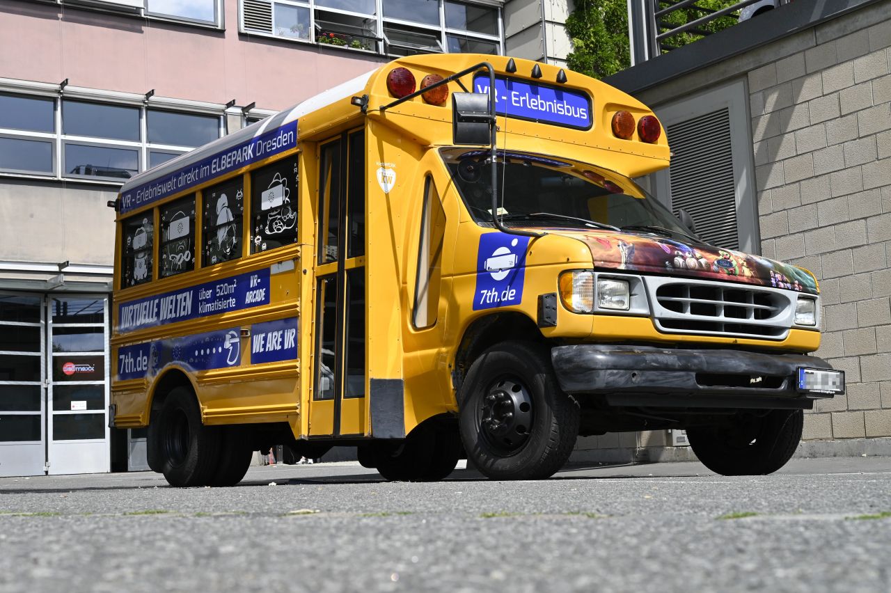 Schulbusbeklebung Werbefolierung amy school bus 7th VR