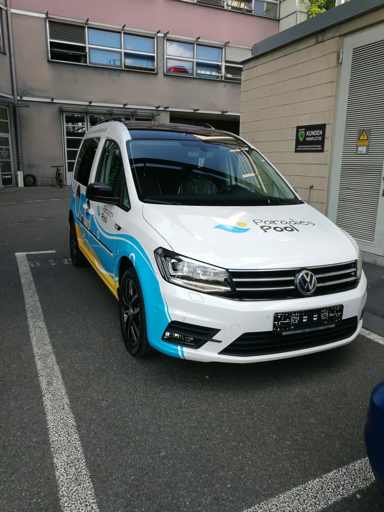 Teil- Werbebeklebung Teilfolierung im Digitaldruck für die Firma Paradies Pool VW Caddy