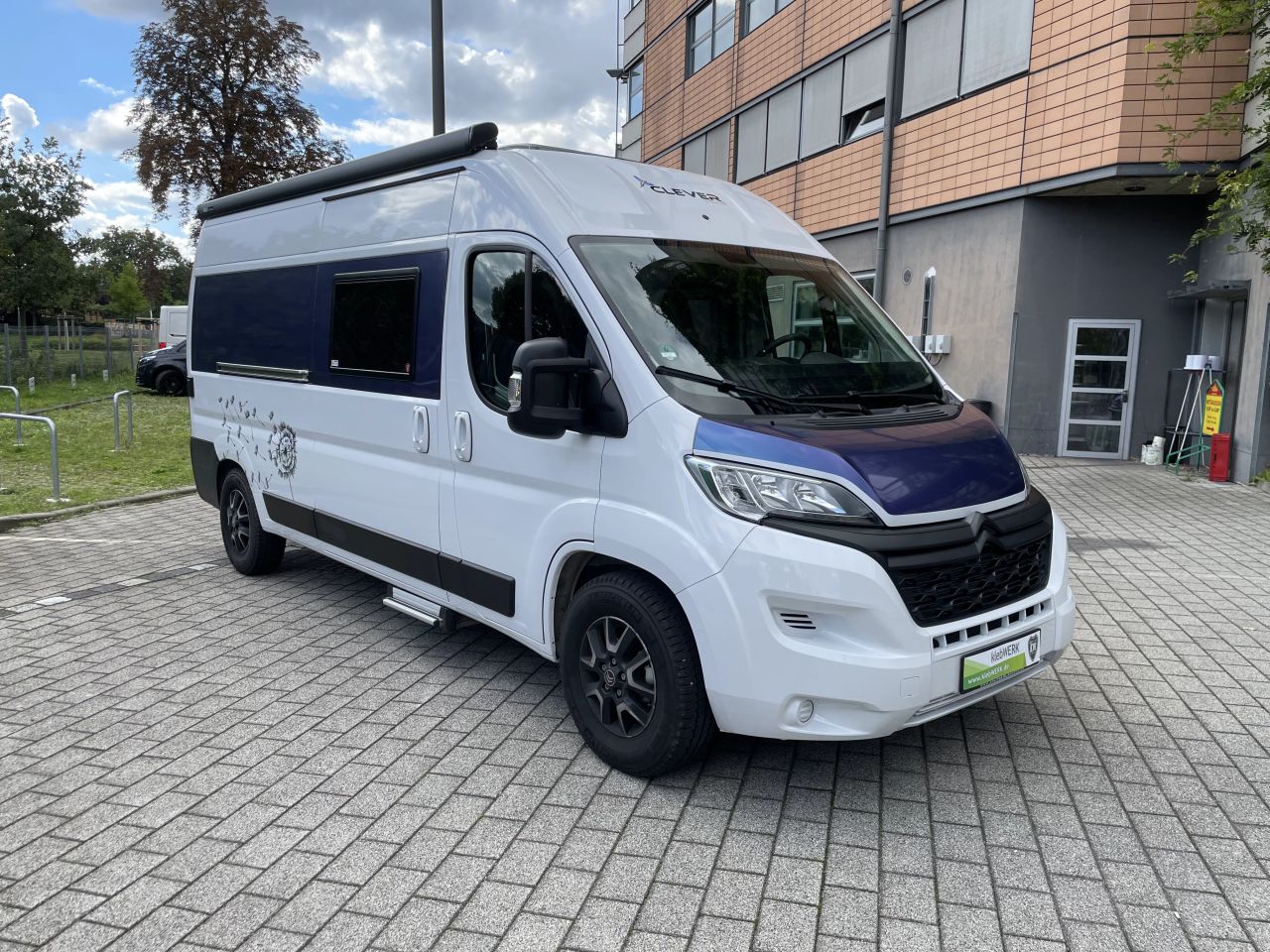 Teilfolierung Camper Teilfolierung am Wohnmobil mit Farbakzenten und Motiven