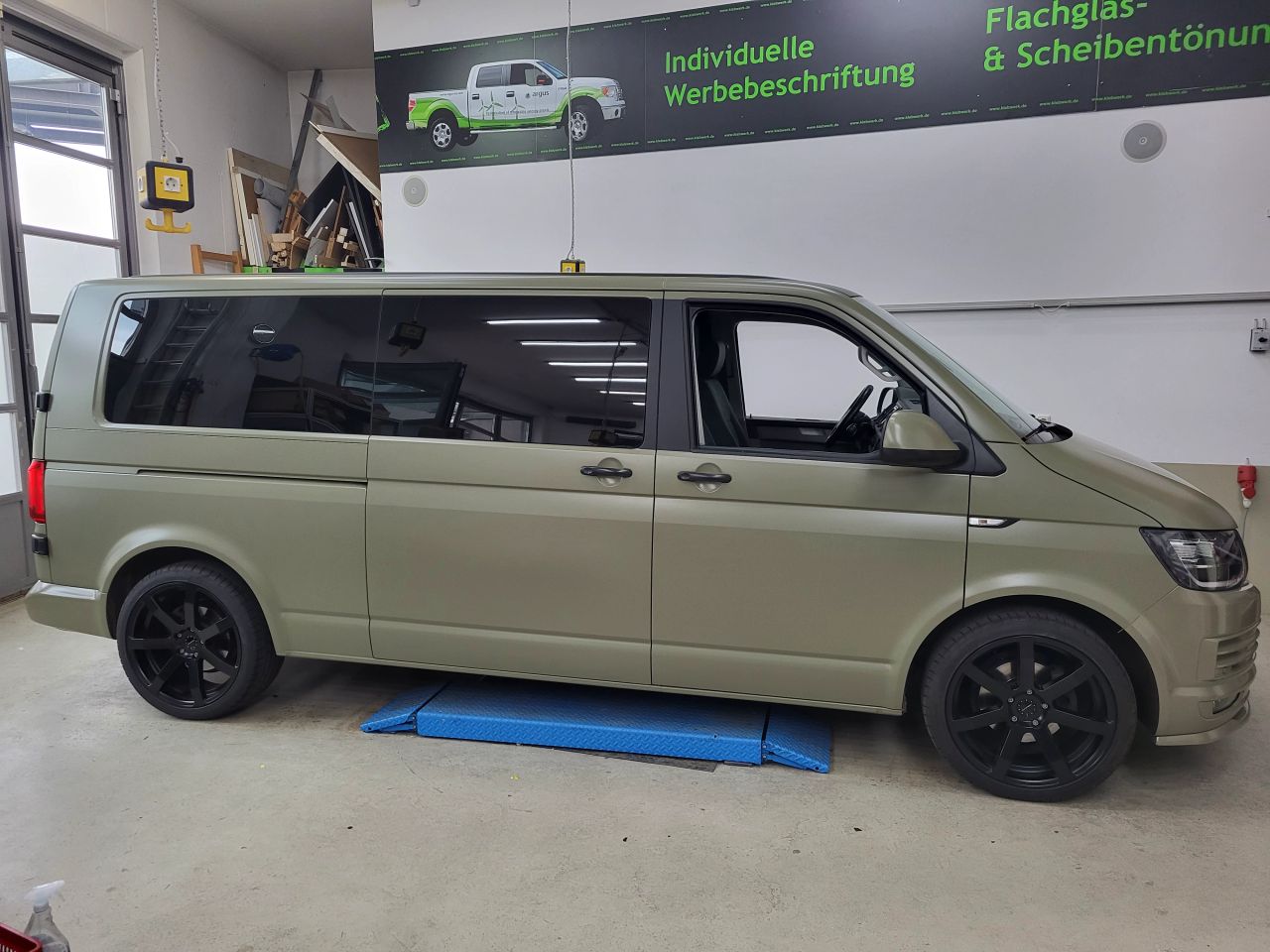 Vollfolierung T6 matt Vollbeklebung in olive matt 3m VW T6 inklusive Scheibentönung