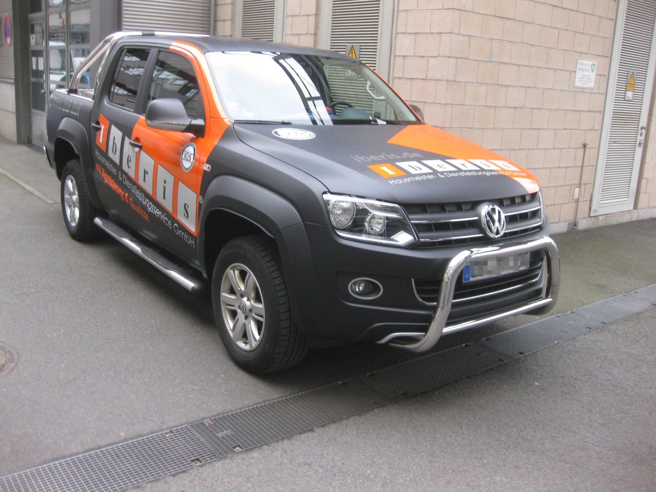 Werbebeklebung VW Amarok Vollbeklebung eines VW Amaroks in matt inklusive Werbebeklebung für die Firma Iberis