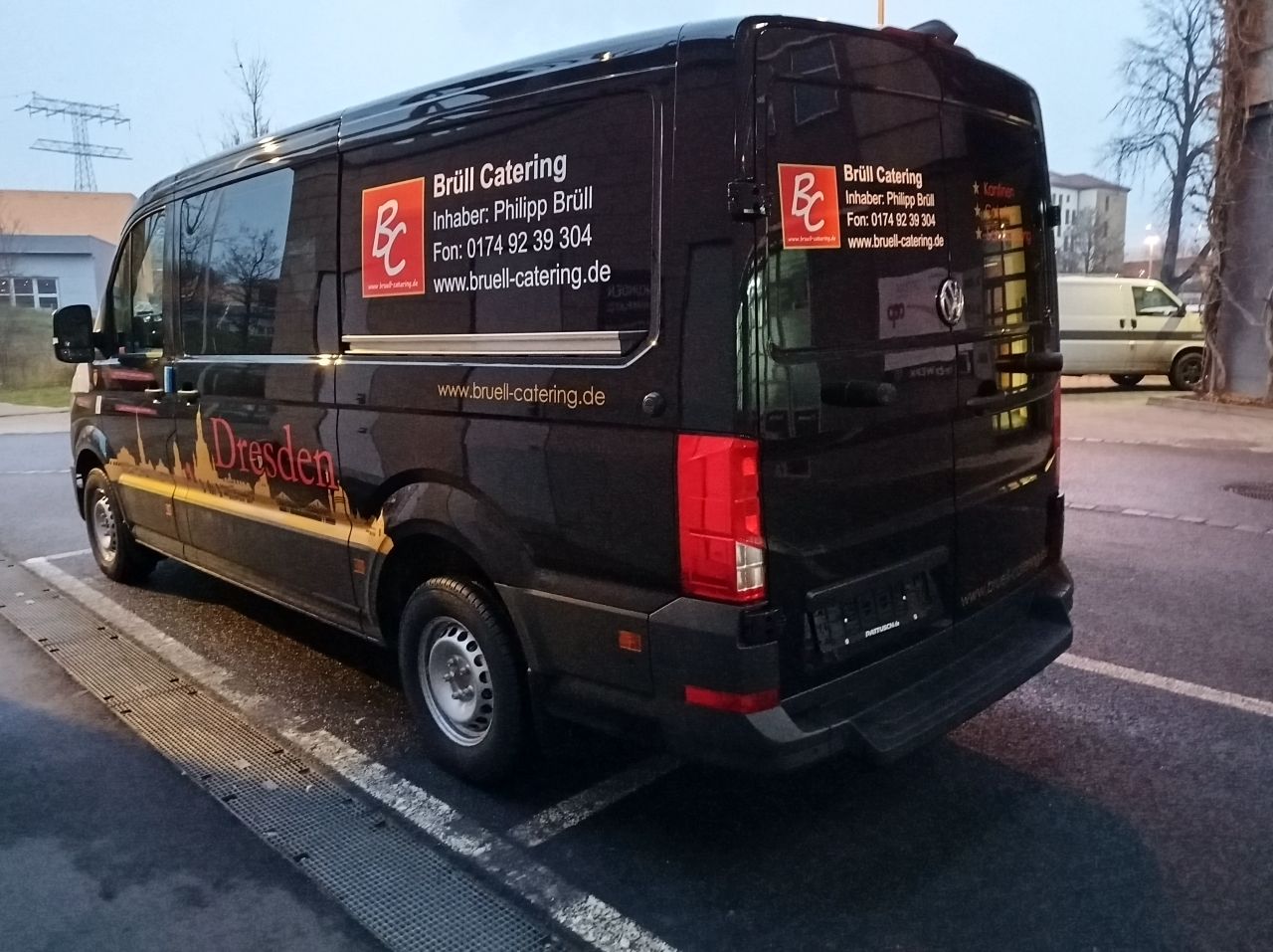 Werbebeklebung VW Crafter Werbebeschriftung eines VW Crafters für Brüll Catering